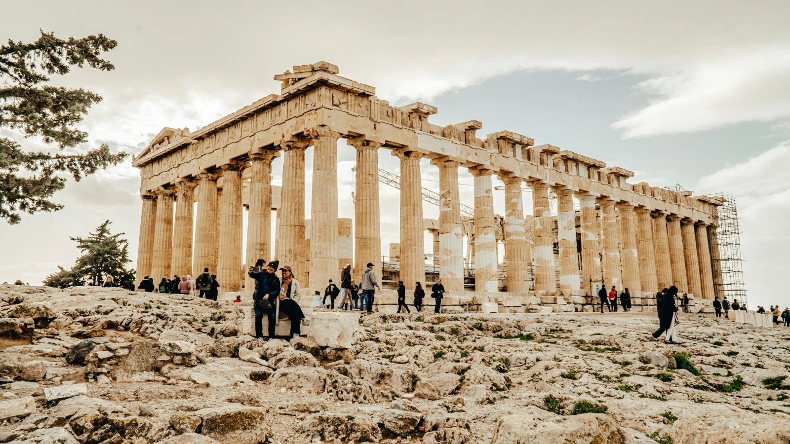 Touristen stehen neben den Ausstellungen im Akropolis Museum Athen