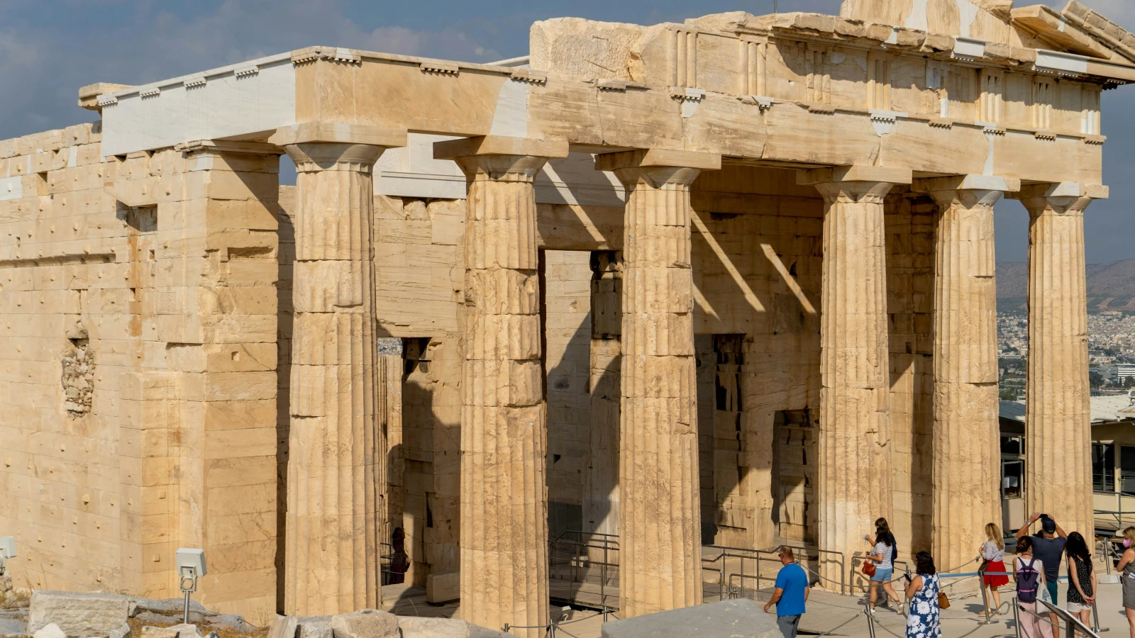 Besucher erkunden die Ausstellungen im Akropolis Museum Athen