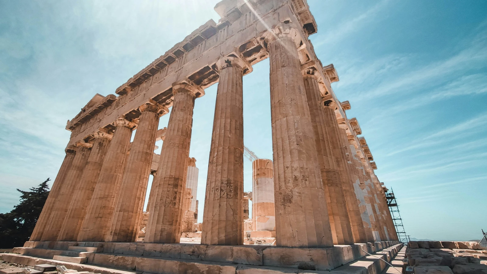 Außenansicht des Akropolis Museums Athen an einem sonnigen Tag