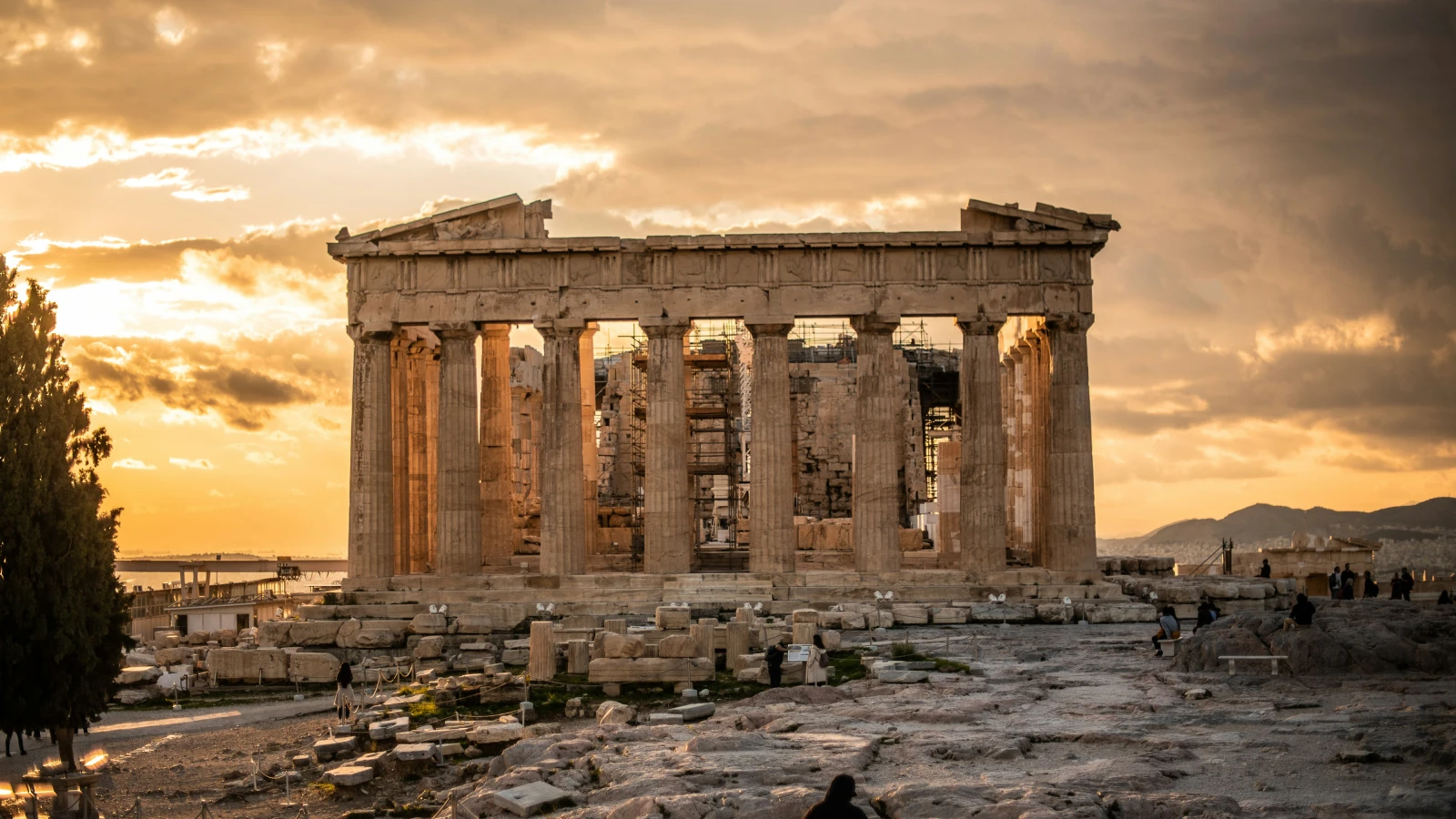 Besucher, die am Parthenon in Athen während eines Mietwagenausflugs spazieren