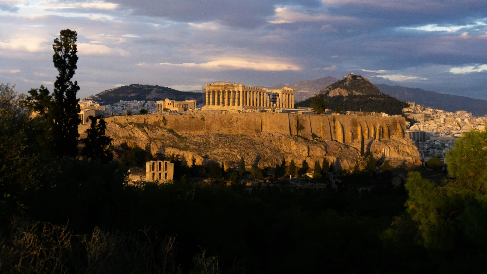 Teilansicht des Parthenon von der Akropolis Athen Mietwagenbesucher