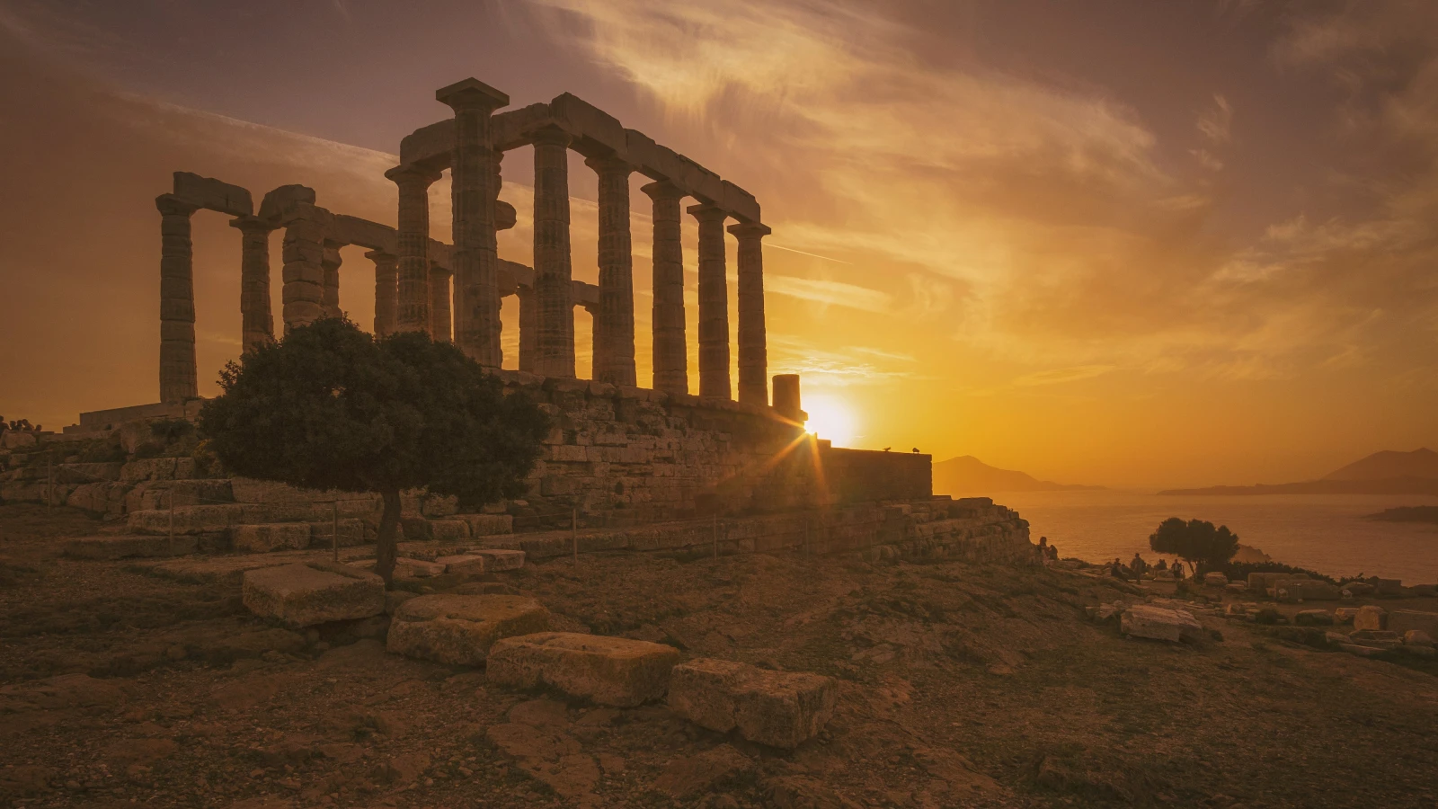 weißer Parthenon-Tempel in Athen, besucht von Mietwagenreisenden