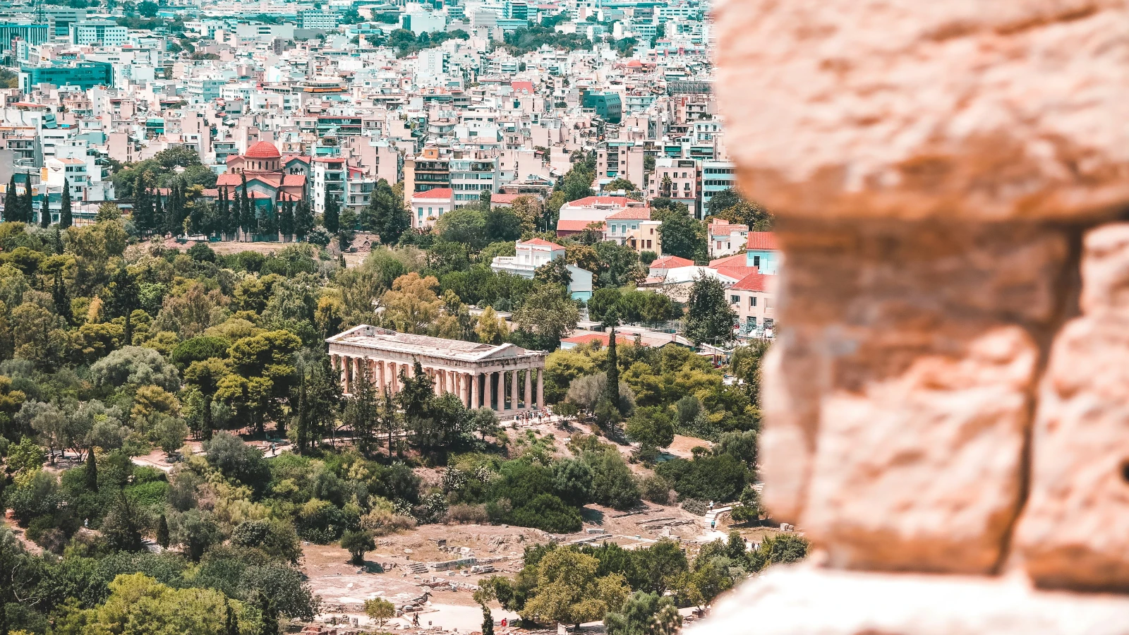 luftfoto af Hephaestus-templet i Athen med det omkringliggende Thiseio-kvarter